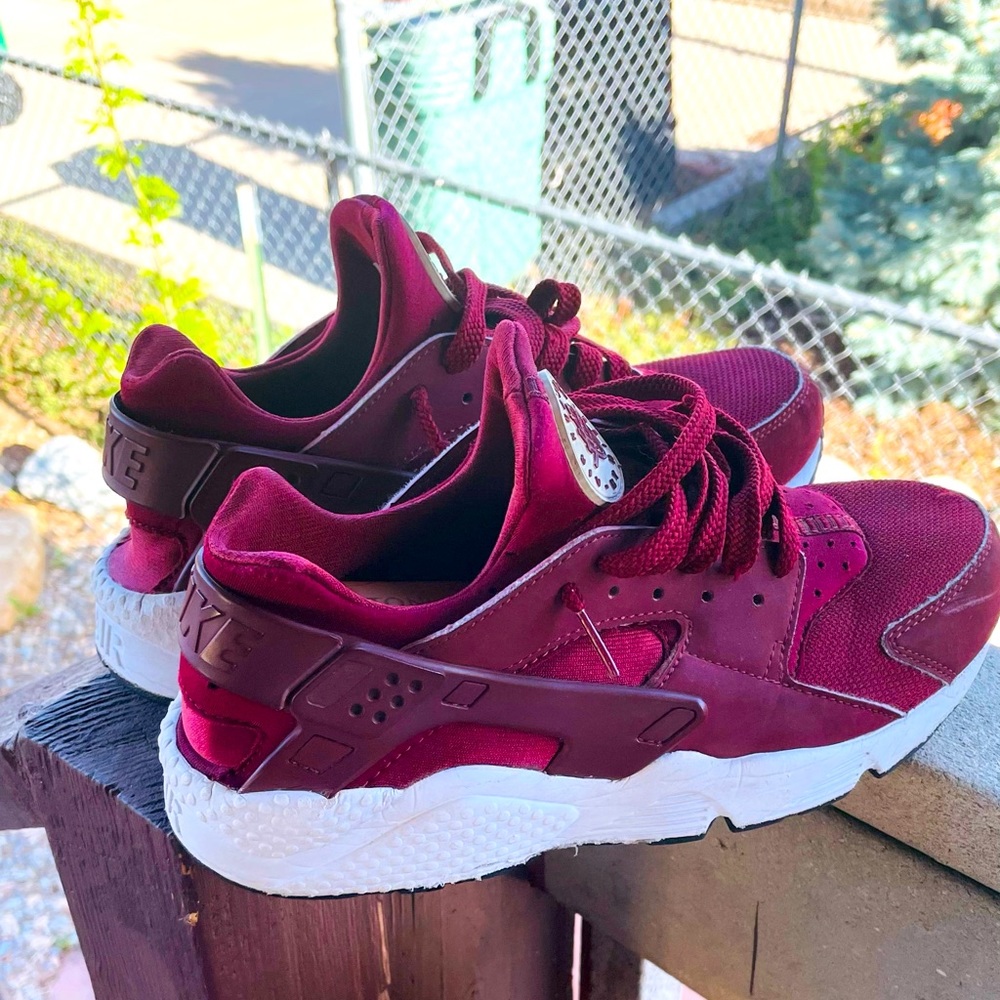 Nike Huarache sz 7.5 wms 9.5